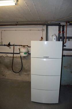 Keller mit Abstellfläche und Heizung aus 2012 - 