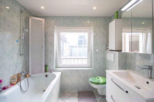 Badezimmer mit Badewanne - 