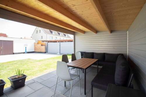 Überdachte Terrasse im Innenhof - 5 Zimmer Einfamilienhaus in Grimmen