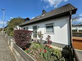 Hausansicht - Freistehendes Einfamilienhaus mit Doppelgarage in Taunusstein-Wingsbach