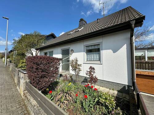Hausansicht - Freistehendes Einfamilienhaus mit Doppelgarage in Taunusstein-Wingsbach