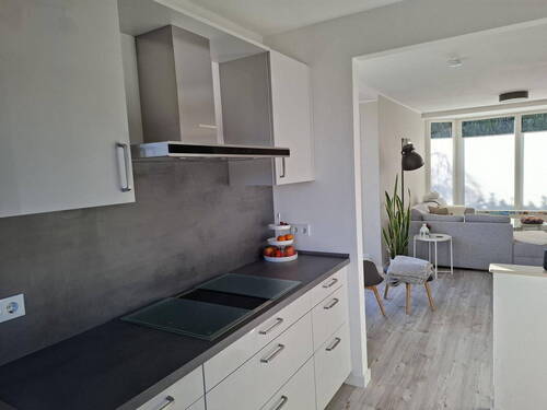 Küche/Blick ins Wohnzimmer - 