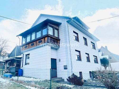 Außenansicht mit Nebeneingang - 6 Zimmer Mehrfamilienhaus, Wohnhaus in Schauenstein