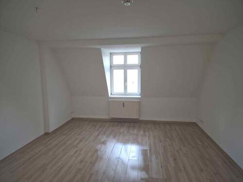 20251030_112935 - Günstige renovierte 3 Raumwohnung im Dachgeschoss