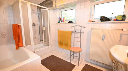 Großes raumhoch gefliestes Bad - 