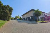 Hausansicht vom Hof - Geräumiges Ein- bis Zweifamilienhaus inkl. 288 m² Halle - enormes Potenzial in Biebertal