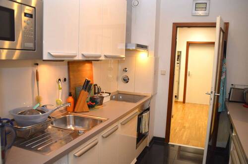 Küche mit Blick zum Flur - Etagenwohnung mit 77,80 m² in Laatzen zum Kaufen