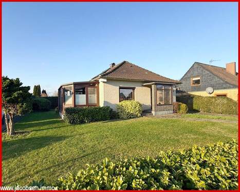 Süd-Ost-Ansicht - Zwischen Ruhe und Raum - authentischer Bungalow mit Wintergarten auf großzügigem Grundstück