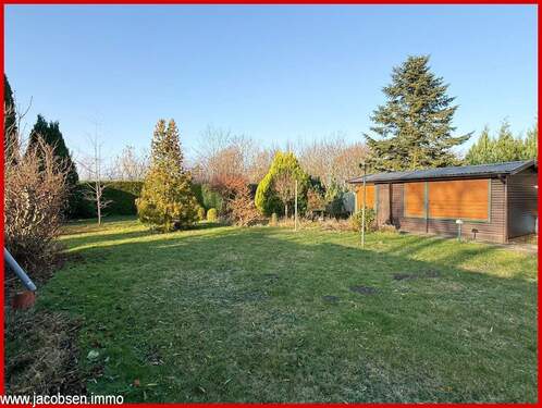 Garten mit Blick zum Gartenhaus - 