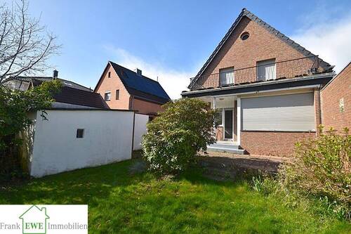Hausansicht Rückseite, Grundstück mit Altbestand zum Kauf in Düsseldorf Urdenbach, Frank Ewe Immobilienmakler - Objekt-Nr. 457. 40593 Düsseldorf Haus zu verschenken ? Grundstück mit Einfamilienhaus Altbestand !