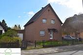 Hausansicht Vorderseite, Grundstück mit Altebstand zum Kauf in Düsseldorf Urdenbach Frank Ewe Immobilienmakler - 5 Zimmer Einfamilienhaus zum Kaufen in Düsseldorf / Urdenbach