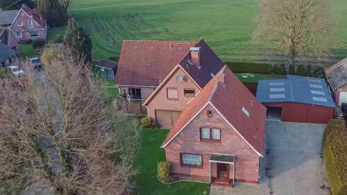 Luftbild - Viel Wohnfläche für die große Familie auf tollem Grundstück mit Blick auf die Felder!