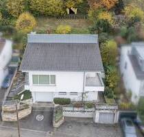 Repräsentatives Einfamilienhaus mit ELWBüroPraxis in Wernauer Aussichtslage
