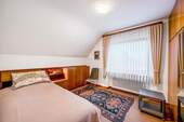 Schlafzimmer mit Einbauschrank - 