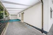 Garage und überdachte Einfahrt - 
