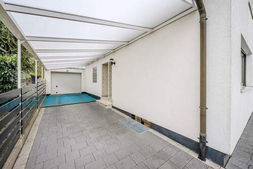 Garage und überdachte Einfahrt - 
