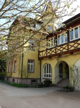 Hausansicht.JPG - Charmante Dachwohnung inmitten von Staufen