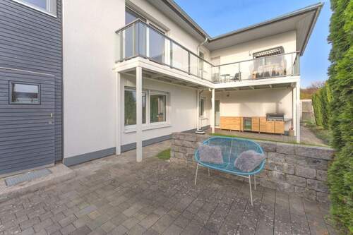 Terrasse mit Blick zur Sommerküche - 