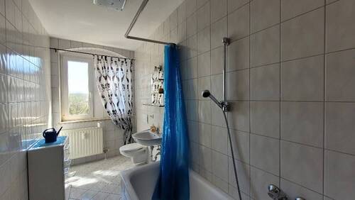Bad mit Fenster und Badewanne - 
