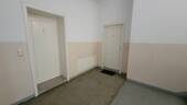 Treppenhaus mit Wohnungseingangstüren - 