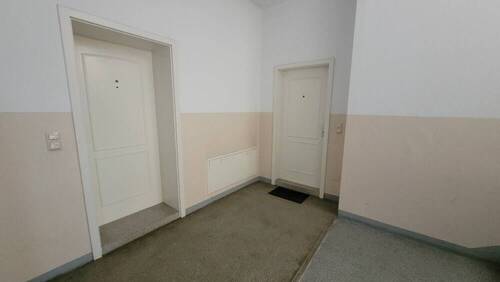 Treppenhaus mit Wohnungseingangstüren - 