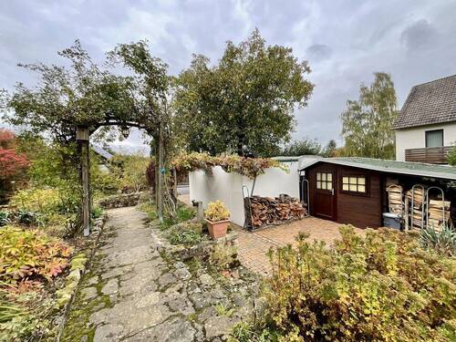 Zuwegung und Gartenhaus mit Terrasse - 