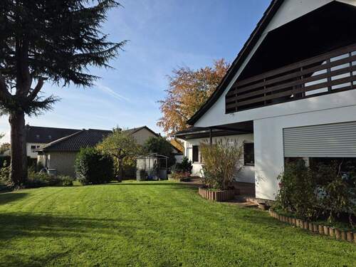 nahezu uneinsehbares Grundstück - 6 Zimmer Mehrfamilienhaus, Wohnhaus in Sankt Augustin