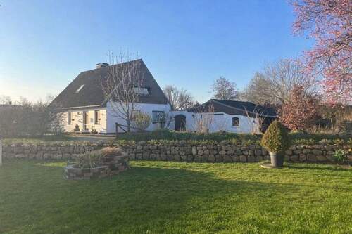 Titelbild - Einfamilienhaus mit großem Grundstück