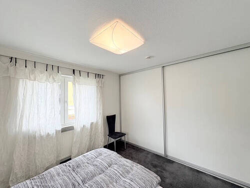 Mit raumhohen Schrank - 