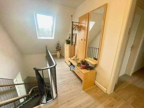 Treppenaufgang - Diele - 3 Zimmer Etagenwohnung in Röttenbach