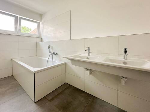 Tageslicht-Badezimmer mit Badewanne - Referenzbild - 