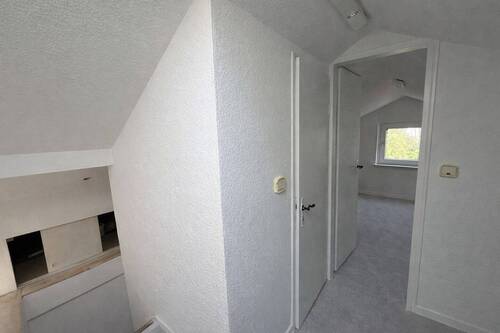 Flur + Treppenaufgang - 