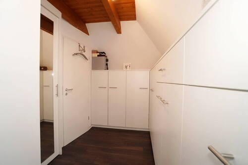 Viel Stauraum in der Ankleide - 