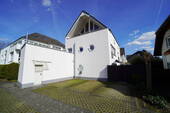 Hausansicht und Stellplatz - 2 Zimmer Etagenwohnung zum Kaufen in Paderborn