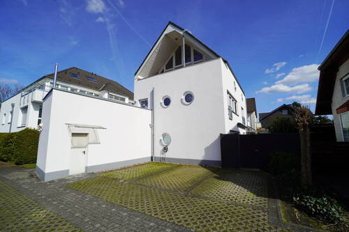 Hausansicht und Stellplatz - 2 Zimmer Etagenwohnung zum Kaufen in Paderborn