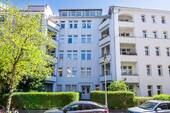 Fassade - Vermietete 2-Zimmer-Wohnung mit Loggia in gepflegtem Gründerzeit-Ensemble, provisionsfrei
