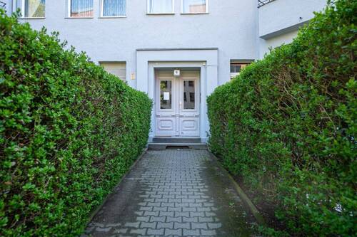 Hauseingang - 2 Zimmer Etagenwohnung zum Kaufen in Berlin