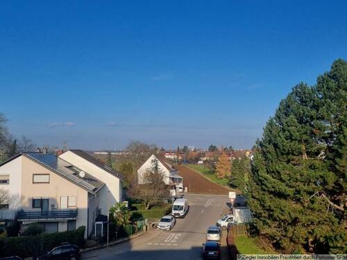 1 Ausblick Balkon - Schöne 2-Zimmer-Whg., gute Anbindung, direkt einziehen in Edingen - 22204024