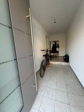 Großzügiger Eingangsbereich - Gemütliche helle 4-Zimmerwohnung in Oberthulba zu vermieten