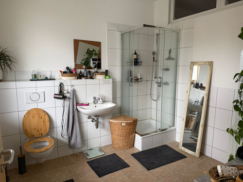 Platz im modernen Bad - 