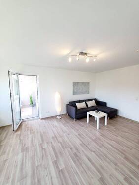 Wohnzimmer mit Balkonzugang - Möblierte 2 Zimmer Wohnung in Echterdingen