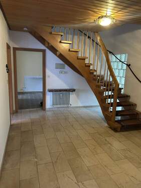 EG - Flur mit Treppenaufgang - Einfamilienhaus mit 201,00 m&sup2; in Bad Salzschlirf zum Kaufen