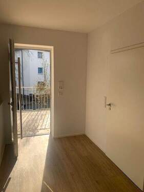 Eingang Wohnung mit Blick nach draußen.jpg - 