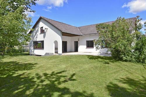 Blick auf Haus und Terrasse - Idyllisch Wohnen: charmanter Bungalow mit großem Potenzial