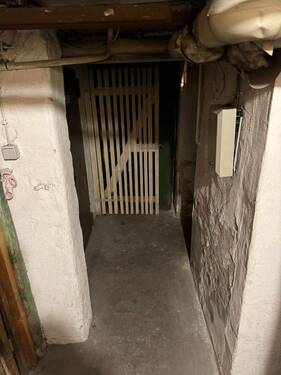 Kellergang zu Mieterkellern, Waschküche etc. - 
