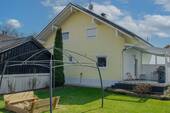 Rückansicht mit Sandkasten - 5 Zimmer Einfamilienhaus in Frontenhausen