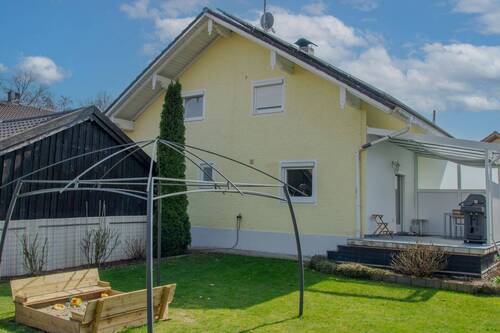 Rückansicht mit Sandkasten - 5 Zimmer Einfamilienhaus in Frontenhausen