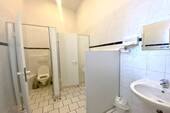 Damen und Herren-WC - Einfamilienhaus in Frankfurt am Main zur Miete