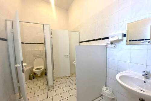Damen und Herren-WC - Einfamilienhaus in Frankfurt am Main zur Miete