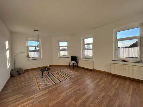 Helles Wohnzimmer mit Teppich - Geräumige, helle 4-Zimmer-Wohnung mit EBK in Ostritz